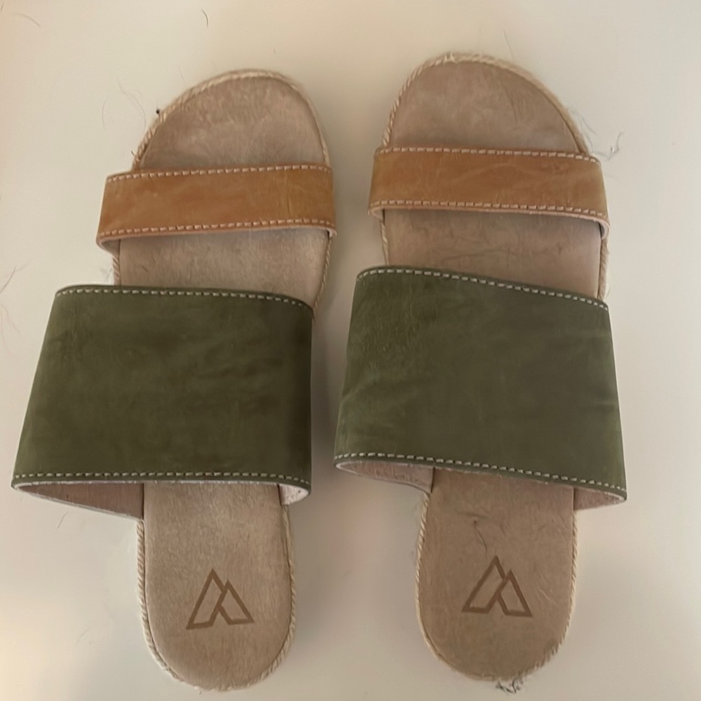 Neutral colored sandals, size 39/9